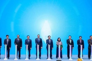National Assembly Chairman Vuong Dinh Hue (fifth, right) and other delegates at the ceremony to celebrate Vietnam Airlines' 100,000th flights to China in Beijing on April 9