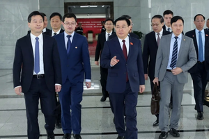 NA Chairman Vuong Dinh Hue visits China’s Shanghai Free Trade Zone (Photo: VNA)