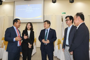 Long An officials and representatives of Korean businesses talk to one another at the dialogue on April 16. (Photo: VNA