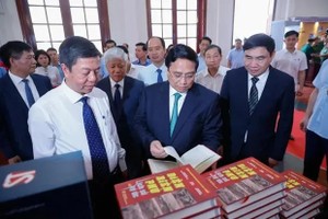 Prime Minister Pham Minh Chinh (centre) is at the book launching event in the northwestern province of Dien Bien. (Photo: baovanhoa.vn)
