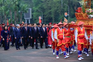 Prime Minister Pham Minh Chinh and other officials offered incense in commemoration of the Hung Kings at Kinh Thien Palace on Nghia Linh Mountain in Viet Tri City. (Photo: SGGP)