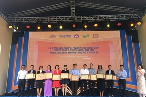 Enterprises developing and promoting reading culture were honored at a ceremony which was held in HCMC on April 22. (Photo: SGGP)