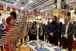 Vietnamese booth at Paris fair (Photo: VNA)