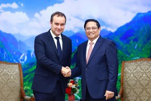 PM Pham Minh Chinh (right) receives French Minister of the Armed Forces Sebastien Lecornu in Hanoi on May 6. (Photo: VNA)