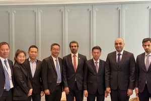 Vice Chairman of the HCMC People's Committee Nguyen Van Dung (3rd, R) receives Eisa Alhammadi, deputy Head of Mission at the United Arab Emirates embassy in Vietnam, and Mohammad Ali Rashed Lootah, President and CEO of Dubai Chambers in the city on May 9. (Photo: SGGP)