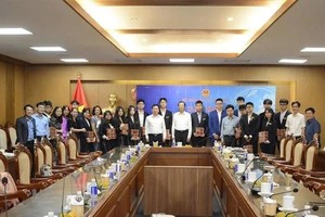 Deputy Minister of Education and Training Pham Ngoc Thuong and students who will take part in the Regeneron International Science and Engineering Fair (ISEF) 2024 pose for a group photo. (Photo: vtn.vn)