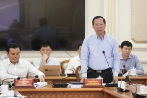 Chairman of the HCMC People's Committee Phan Van Mai delivers his speech at the meeting. (Photo: SGGP)
