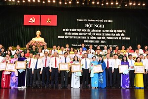 HCMC's leaders congratulate honorees. (Photo: SGGP)