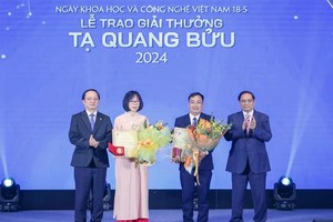 PM Pham Minh Chinh (first, right) and Minister of Science and Technology Huynh Thanh Dat (first, left) present the Ta Quang Buu Awards 2024 to Dr. Nguyen Thi Kim Thanh (second, left) and Assoc. Prof. Dr. Tran Manh Tri on May 15. (Photo: SGGP)