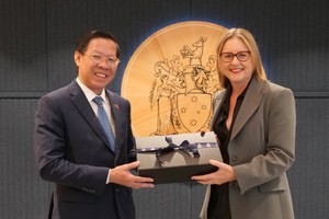 Chairman of the HCMC People's Committee, Phan Van Mai (L) and Ms. Jacinta Allan, governor of Victoria State (Photo: SGGP)