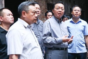 Deputy Prime Minister Tran Hong Ha (2nd, R) at the fire scene. (Photo: SGGP)