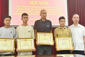 Four commended for saving lives in Hanoi deadly fire. (Photo: VNA)