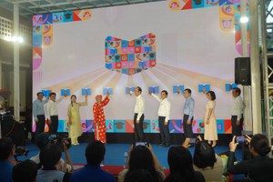 HCMC's leaders and delegates kick off the 5th HCMC Children’s Book Festival. (Photo: SGGP)