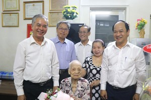 Head of the Internal Affairs Committee of HCMC Party Committee Ngo Minh Chau (L) visits Mrs. Ha Thi Ro. (Photo: SGGP)
