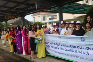 The Department of Tourism of Quang Binh Province. receives the first charter train carrying 300 tourists of the year at Dong Hoi train station on June 9. (Photo: SGGP)