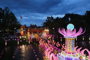 A lantern festival as part of the Hue International Arts Festival Week 2024 was held at a pier in Nghinh Luong Dinh temple in Hue City. (Photo: SGGP)