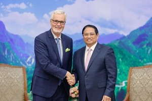 Prime Minister Pham Minh Chinh (R) and German Ambassador Guido Hildner. (Photo: SGGP)
