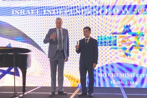 Vice Chairman of the HCMC People’s Committee Nguyen Van Dung (R) and Israeli Ambassador Yaron Mayer (Photo: SGGP)