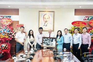 Head of the Propaganda and Education Board of the HCMC Party Committee Phan Nguyen Nhu Khue (4th, L) visits leaders and reporters of the HTV. (Photo: SGGP)