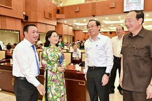 Secretary of the HCMC Party Committee Nguyen Van Nen (2nd, R) meets delegates at the meeting. (Photo: SGGP)