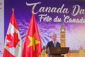 Vice Chairman of the HCMC People’s Committee Vo Van Hoan extends congratulations to the Consulate General of Canada in HCMC on Canada’s 156th anniversary of Confederation (July 1, 1867 – 2024). (Photo: SGGP)