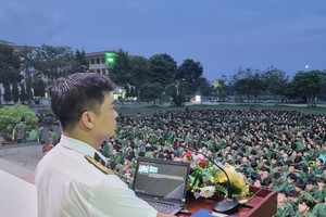 The Marine Brigade 125 in HCMC in coordination with the Center for National Defense and Security Education of Vietnam National University – HCMC (VNU-HCM) organizes a conference on sea and island propaganda for over 3,000 students in the city on June 26. (Photo: SGGP)