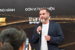 Spanish conductor César Álvarez speaks at a press conference held in Hanoi on June 27. (Photo: SGGP)