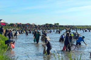 Vuc Rao traditional fishing festival attracts a large number of local people and visitors. (Photo: SGGP)