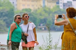 Tourists visit Hoan Kiem Lake in Hanoi (Photo: VNA)