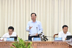 Chairman of the HCMC People’s Committee Phan Van Mai delivers a speech at the conference. (Photo: SGGP)