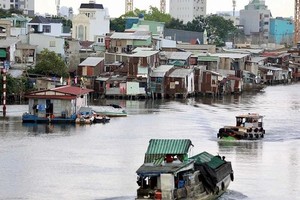 The list of 13 land acquisition projects is submitted to the HCMC People's Council. (Photo: SGGP)