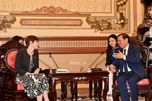 Chairman of the HCMC People’s Committee Phan Van Mai hosts a reception for outgoing British Consul General in HCMC Emily Hamblin. (Photo: SGGP)