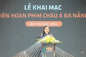 Chairwoman of the Vietnam Film Development Association Ngo Phuong Lan who is Head of the Organization Board of the DANAFF II cum Director of DANAFF II speaks at the opening ceremony. (Photo: baochinhphu.vn)