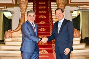 Chairman of the HCMC People's Committee Phan Van Mai (R) receives the newly-appointed Consul General of Singapore in HCMC, Pang Te Cheng. (Photo: SGGP)