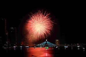 Da Nang City receives a sharp increase in visitor numbers for the upcoming final night of the 2024 Da Nang International Firework Festival (DIFF). (Photo: SGGP)