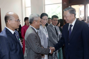 State President To Lam (R) meets Vietnamese Embassy staff and representatives of the Vietnamese community in Laos (Photo: VNA)