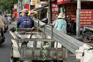 A three-wheeler motor vehicle is running on the street in the city. (Photo: SGGP)