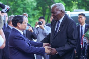 Prime Minister Pham Minh Chinh (L) on July 24 receives a high-ranking delegation of the Cuban Party and State led by President of the National Assembly of People's Power Esteban Lazo Hernandez. (Photo: SGGP)
