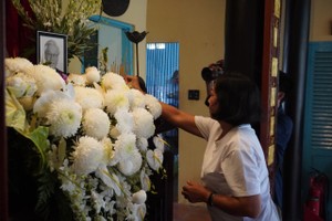 People offer incense to pay respect to Party General Secretary Nguyen Phu Trong at at a memorial service held at Biet Dong Saigon (Saigon Rangers) Museum. (Photo: SGGP)