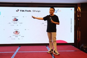 A representative of TikTok Shop speaks at the meeting. (Photo: SGGP)