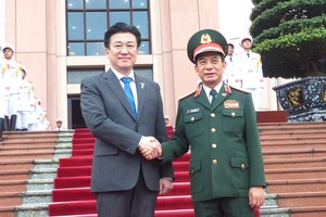 General Phan Van Giang, Vietnam's Minister of Defense (R) receives Japan's Defense Minister Kihara Minoru in Hanoi on August 6. (Photo: SGGP)