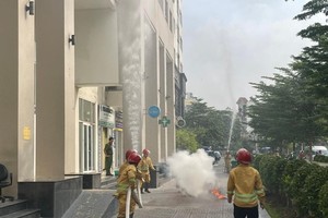 Practicing firefighting in the Dreamhome Residence apartment building in Go Vap District, HCMC (Photo: SGGP)