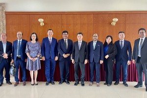 HCMC's leaders receive President of the Dhaka Chamber of Commerce and Industry (DCCI) Ashraf Ahmed and Bangladeshi enterprises on August 7. (Photo: SGGP)
