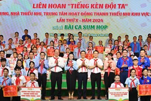 Chairwoman of the Ho Chi Minh Young Pioneer Organization's Central Council Nguyen Pham Duy Trang; Standing Vice Secretary of the HCMC Party Committee Nguyen Ho Hai, and Vice Chairwoman of the municipal People’s Committee Tran Thi Dieu Thuy offer commemorative banners to Ho Chi Minh Young Pioneer Organizations's Drum and Trumpet teams. (Photo: SGGP)