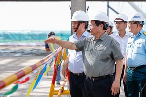 Prime Minister Pham Minh Chinh examines the construction of Terminal T3 of Tan Son Nhat International Airport in Ho Chi Minh City on August 10. (Photo: SGGP)