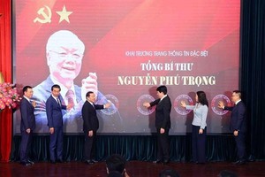 Politburo member and standing member of the Party Central Committee’s Secretariat Luong Cuong and delegates at the launching ceremony of the special page on late Party General Secretary Nguyen Phu Trong. (Photo: VNA)