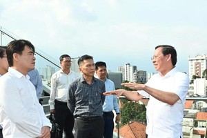 Chairman of the HCMC People's Committee Phan Van Mai (R) inspects the construction project of the HCMC Innovation and Startups Center. (Photo: SGGP)