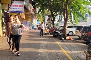 The Chairman of the HCMC People's Committee urges acceleration of pavement use fee. (Photo: SGGP)