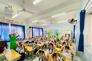 Students of the Dang Tran Con Primary School return to their classes after summer break. (Photo: SGGP)