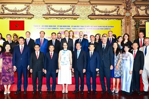 Participants pose for a group photo at the banquet. (Photo: SGGP)